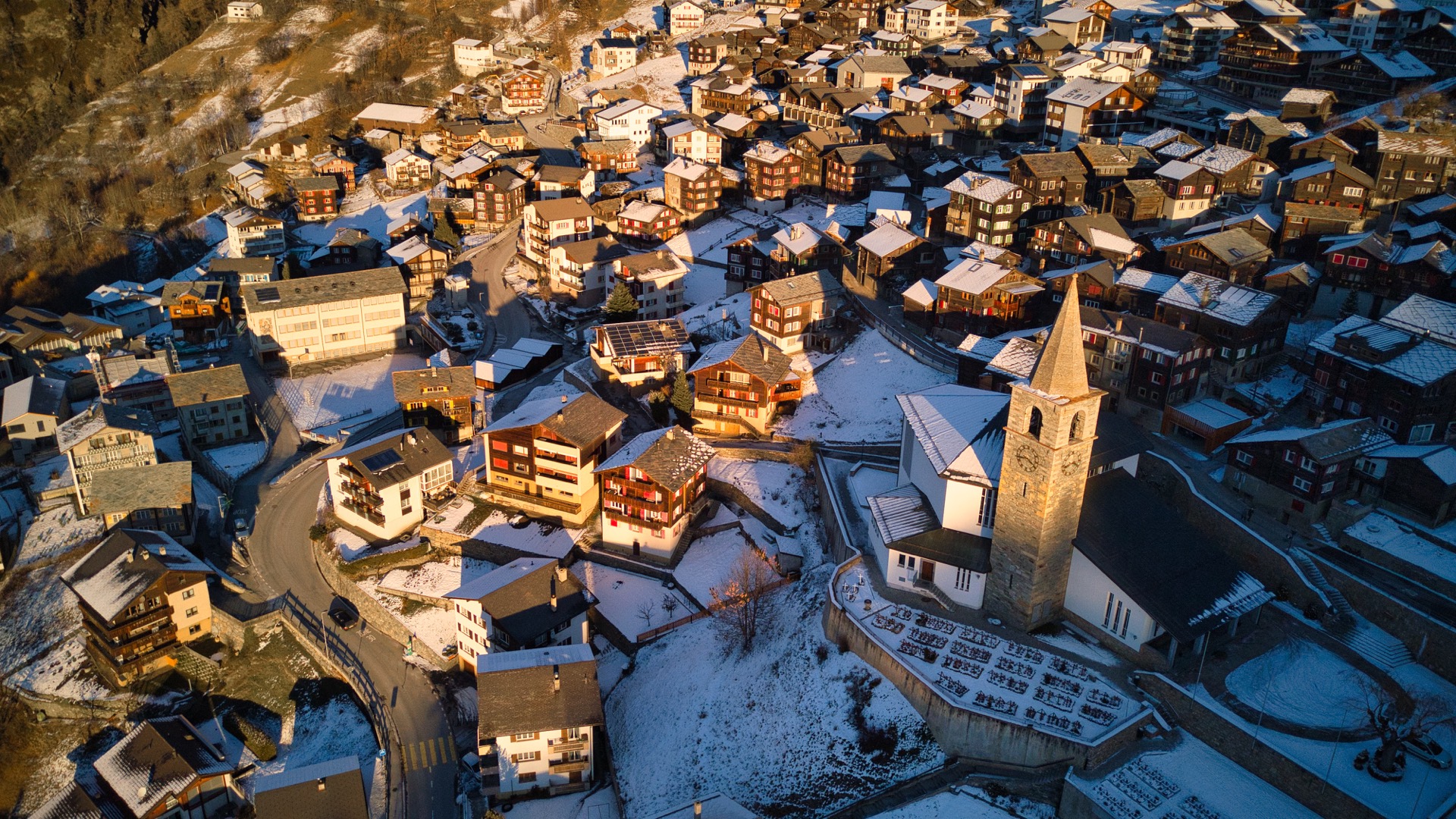 Originalfoto: Dorfkern und Kirche von Visperterminen im winterlichen Abendlicht. Foto: Daniel Reust.